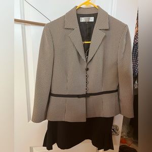 Tahari skirt suit size 10P petite